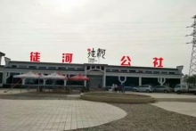 这个漂亮的小女孩为何吃得满嘴“口红”
